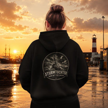 NICHT NETT. NUR EHRLICH. Sturmtochter. HOODIE.