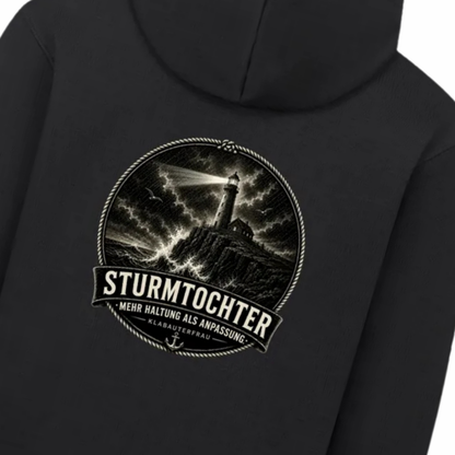 MEHR HALTUNG ALS ANPASSUNG. Sturmtochter. HOODIE.